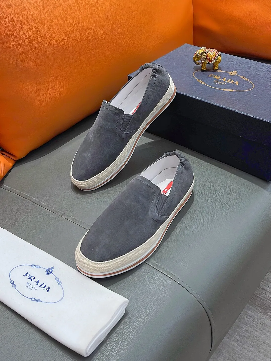 Men's shoes PRADA "Prada" P400 Regular size: 38-44 (slip-on shoes) Product materials: Selected cowhide upper, soft sheepskin foot pads, original factory special outsole.
